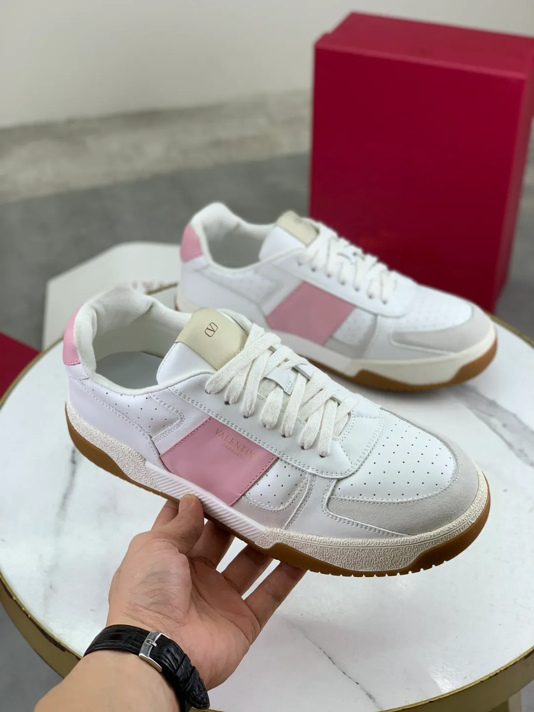 Men's men's shoes 💰P660 new top version of Valentino couple's bread shoes! Valentino Joie de Jouer series Velcro thick sole bread shoes couple style casual sports shoes white shoes original purchase development and production Joie de Jouer series simple style without losing style. The pure white base is paired with fresh green and soft beige, and the unique Velcro design highlights your personality. Every detail tells fashion and quality, wear it, take a confident step, and start the trend journey ✔️Fabric: Original customized imported first-layer cowhide ✔️Inner lining: Original customized soft sheepskin lining ✔️Outsole: Original molded non-slip TPU material ✔️Sole thickness: 3.5CM ✔️Size: Women's 35-41 Men's 38-46 (38. Male, 41 female, 46 non-refundable